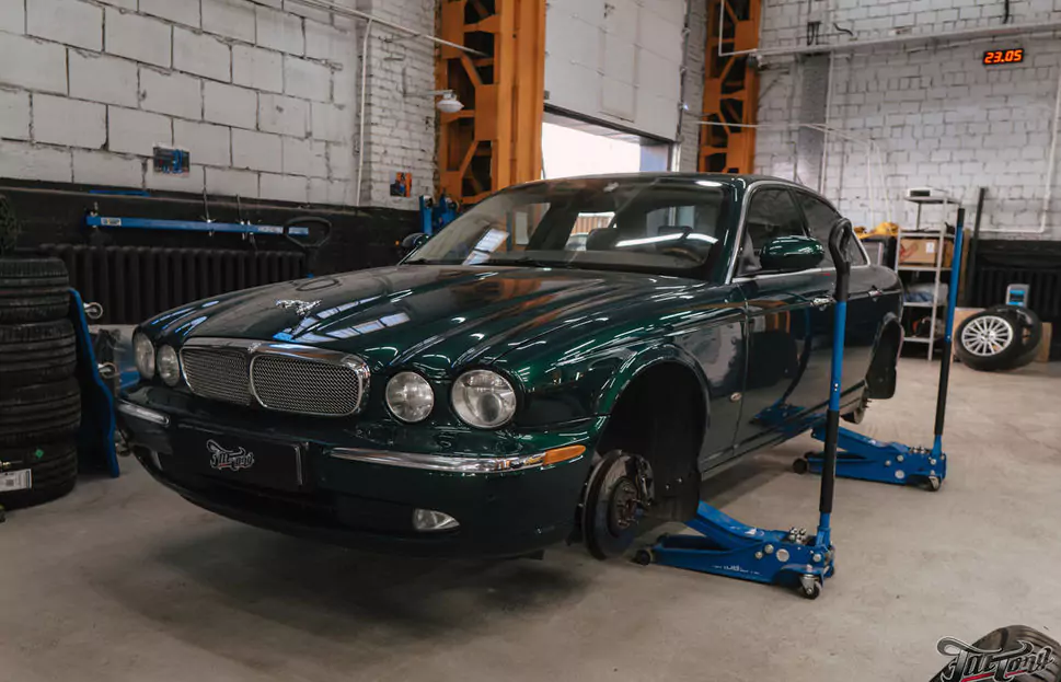 Фирменный шиномонтаж на стендах Hunter для Jaguar XJ8