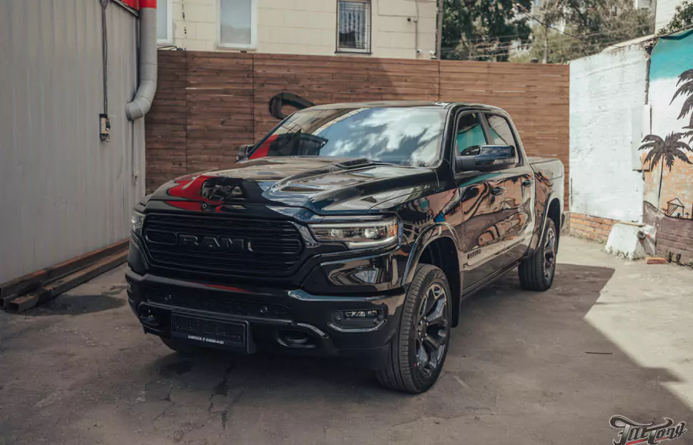 Большой комплекс работ над RAM 1500: комплексная шумоизоляция, перетяжка потолка и руля, выхлопная система, доп.оборудование, фирменный шиномонтаж на стендах Hunter. Процессы