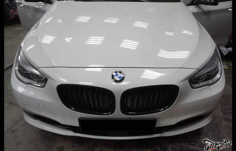 BMW GT5. Окрас масок фар и пошив торпедо и дверей в итальянскую кожу.