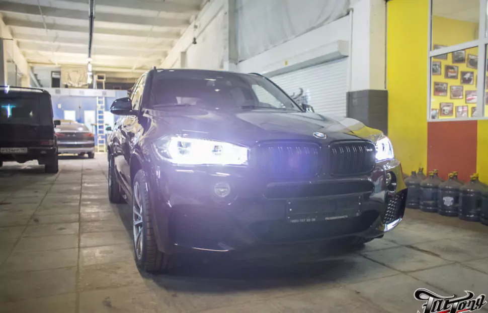 BMW X5 (f15). Черный рояльный лак в салон.