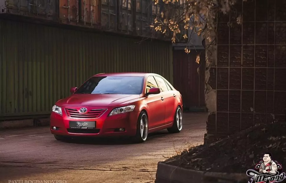 Toyota Camry. Полная перетяжка кузова в красный матовый хром и потолок в алькантару.