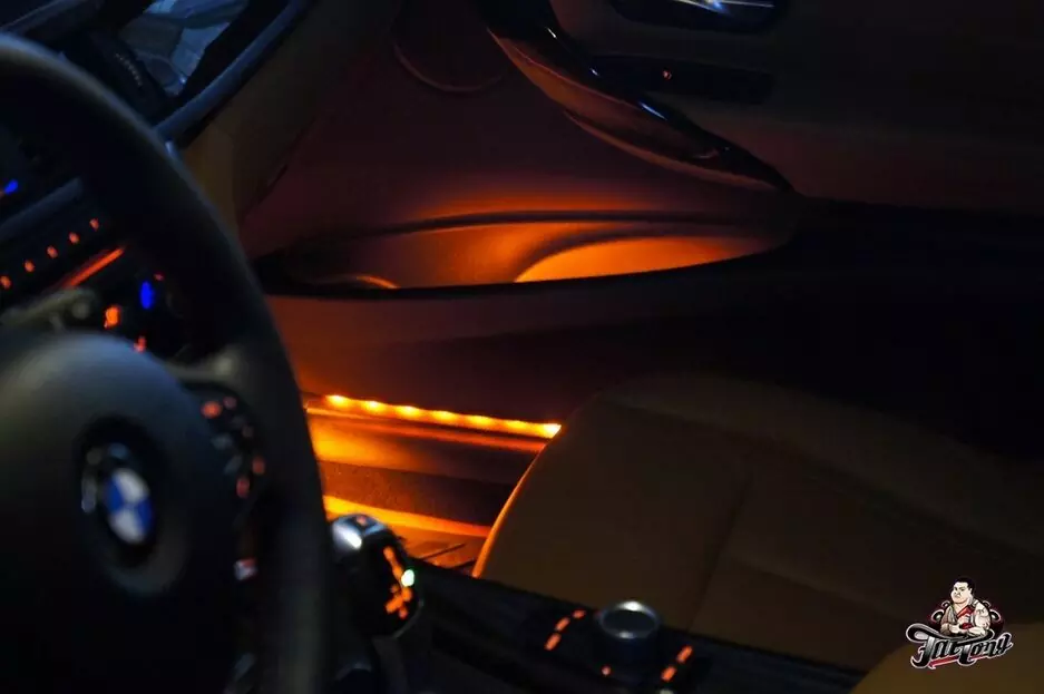 BMW F30. Янтарная подсветка салона.