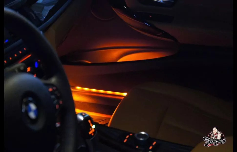 BMW F30. Янтарная подсветка салона.
