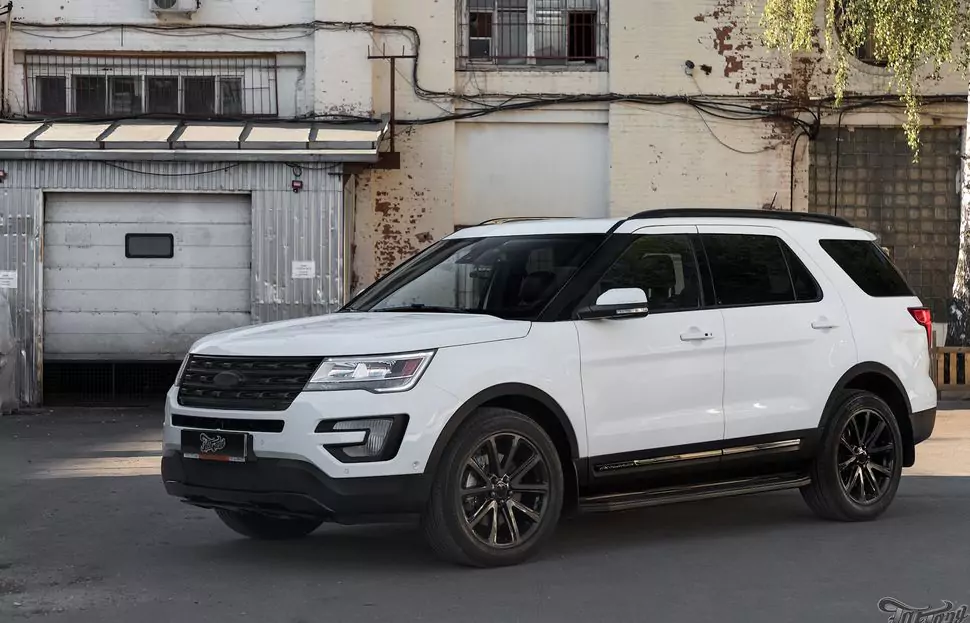 Ford Explorer. Удаление хрома и окрас в черный глянец.