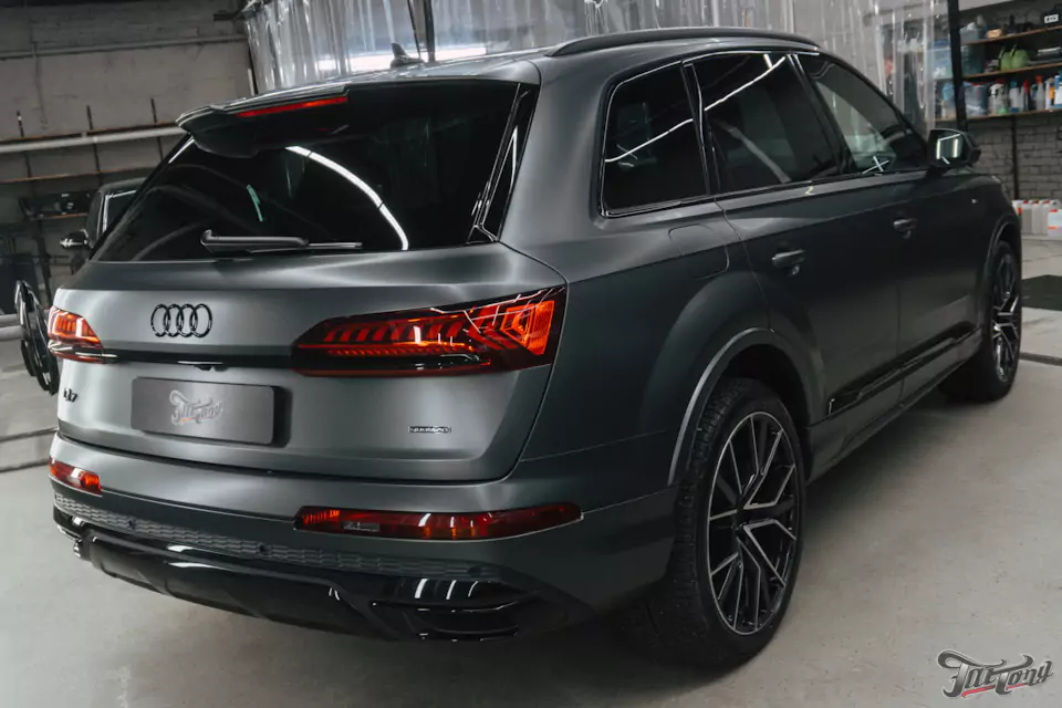 Оклейка Audi Q7 матовым полиуретаном и защита глянца в салоне