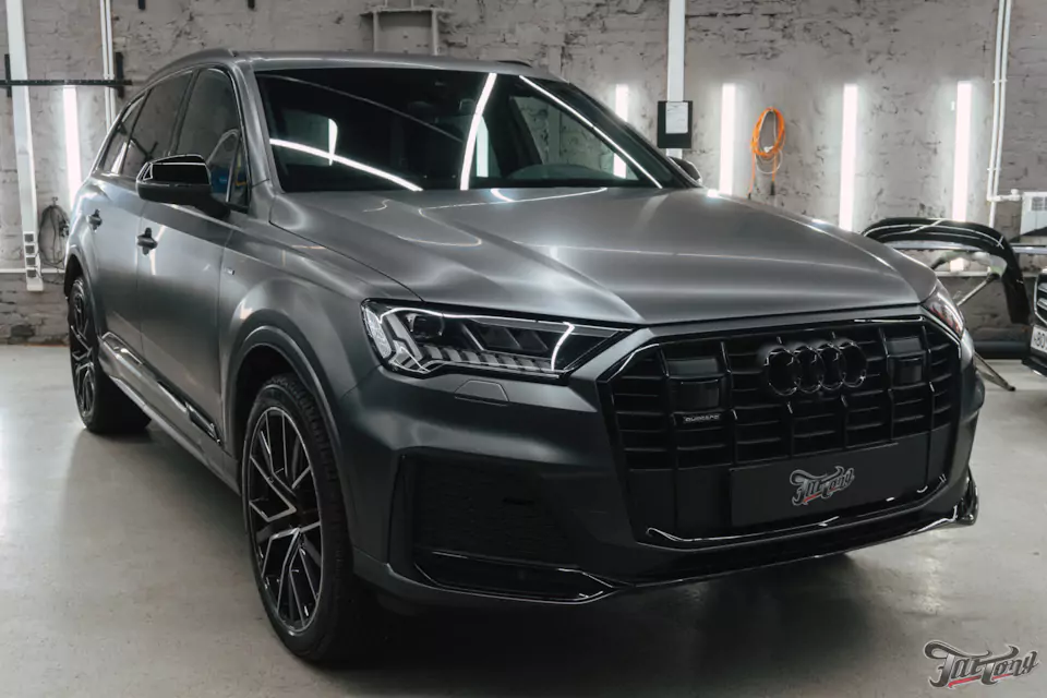 Оклейка Audi Q7 матовым полиуретаном и защита глянца в салоне