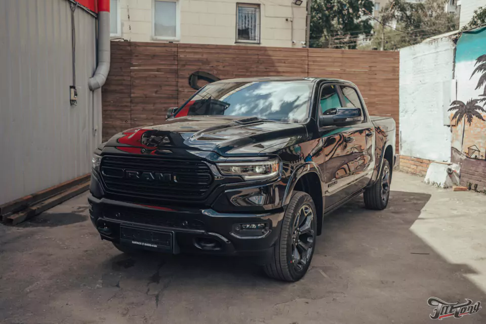 Большой комплекс работ над RAM 1500: комплексная шумоизоляция, перетяжка потолка и руля, выхлопная система, доп.оборудование, фирменный шиномонтаж на стендах Hunter. Процессы