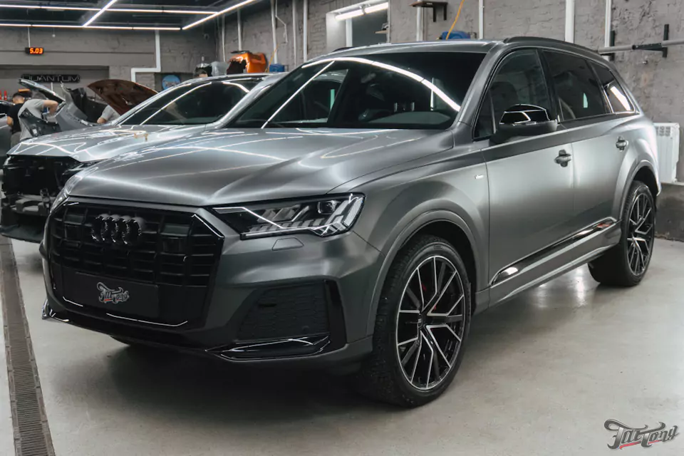 Оклейка Audi Q7 матовым полиуретаном и защита глянца в салоне