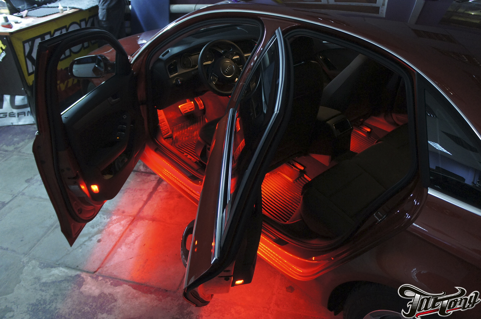 Подсветка салона автомобилей в Москве | Тюнинг салона и багажника неоном.