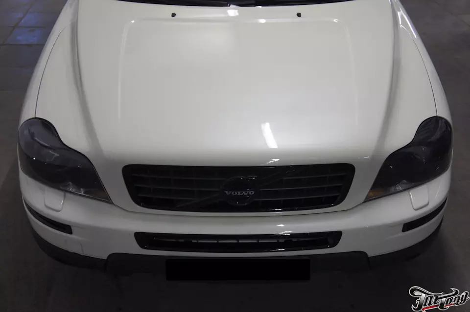 Volvo XC90. Окрас масок фар в черный глянец. Антихром кузова.