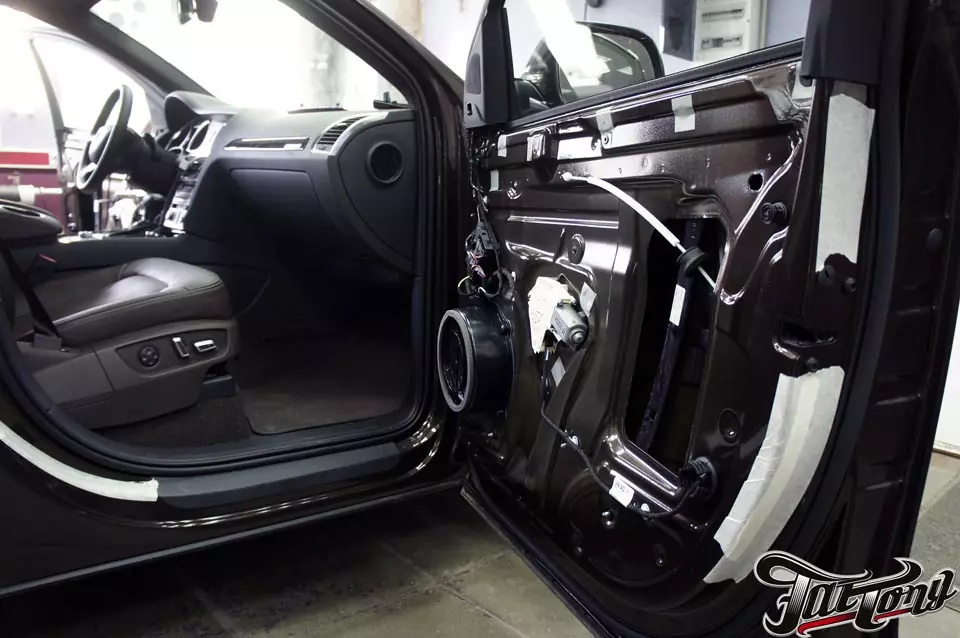 Установка автоматических доводчиков дверей Audi Q7.