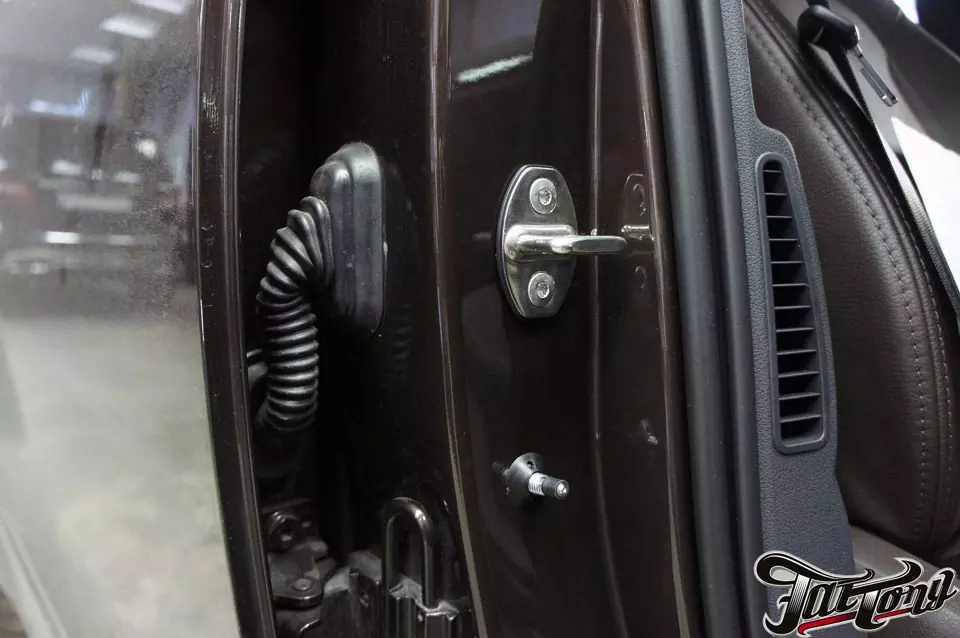 Установка автоматических доводчиков дверей Audi Q7.