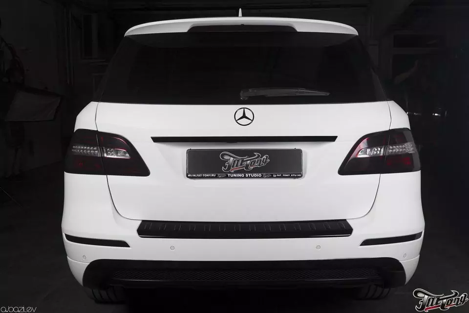 Mercedes ML. Оклейка кузова в белый мат, антихром кузова.