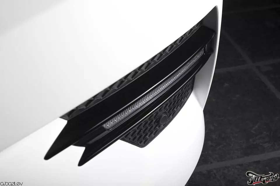 Mercedes ML. Оклейка кузова в белый мат, антихром кузова.