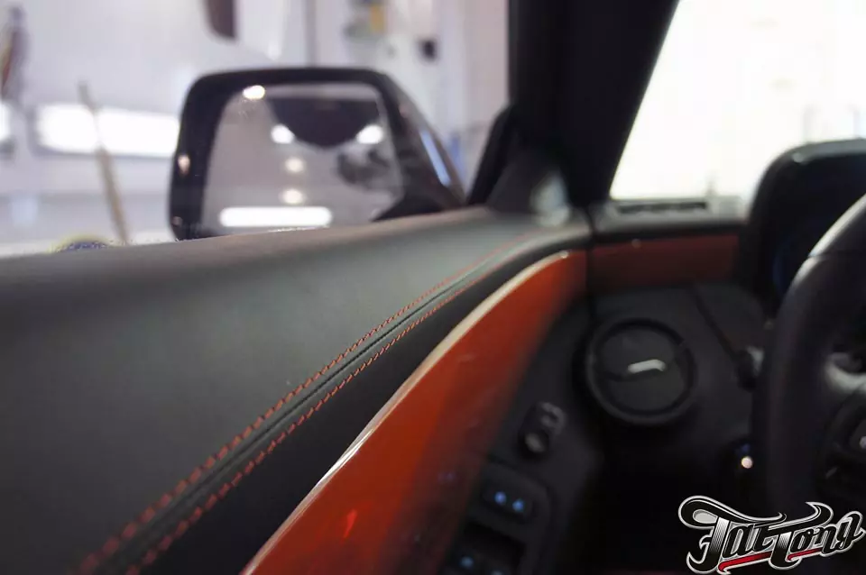 Chevrolet Camaro RS. Пошив дверных карт (полностью) в кожу с красной строчкой.