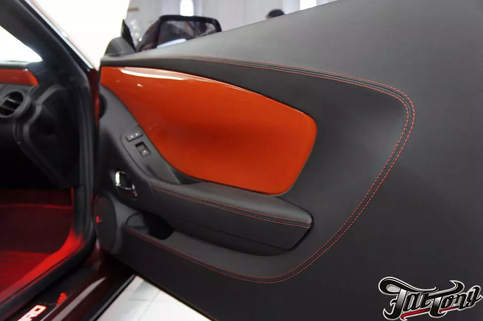 Chevrolet Camaro RS. Пошив дверных карт (полностью) в кожу с красной строчкой.