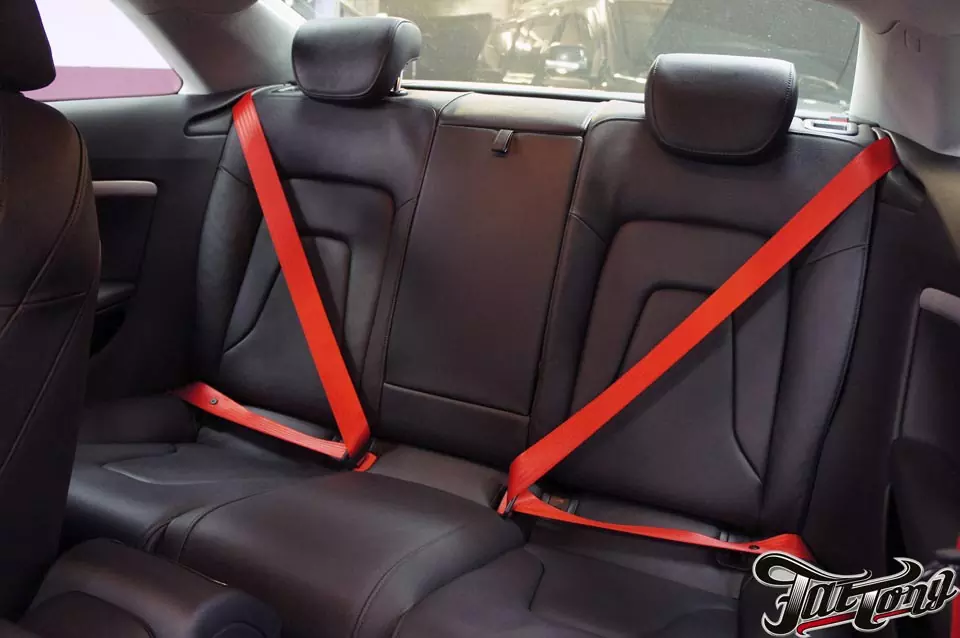 Audi A5. Замена ремней безопасности с черных на красные.