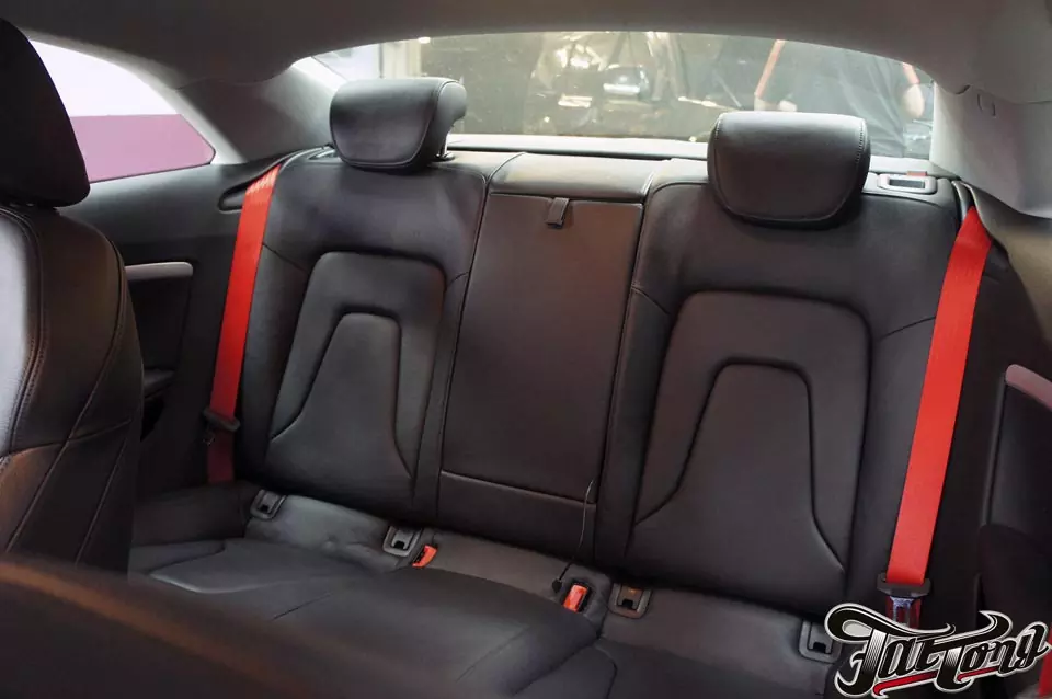 Audi A5. Замена ремней безопасности с черных на красные.