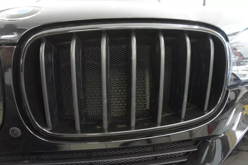 BMW X5. Антихром оконных молдингов и решетки радиатора.