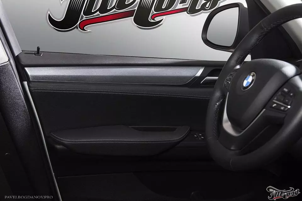BMW X3 (f25). Оклейка салонного пластика винилом с текстурой под шлифованный алюминий!