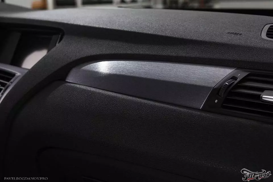 BMW X3 (f25). Оклейка салонного пластика винилом с текстурой под шлифованный алюминий!