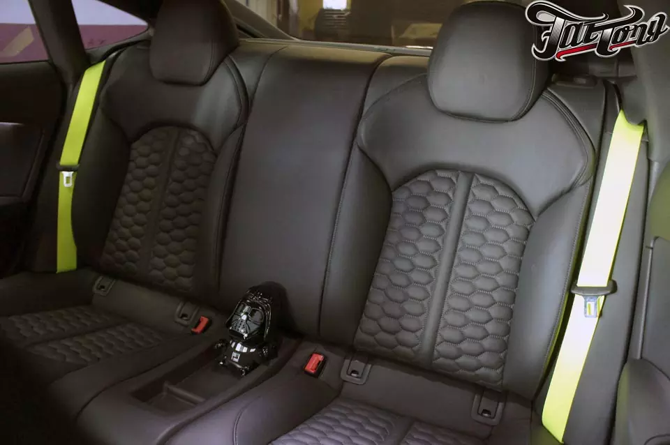 Audi RS7. Замена ремней безопасности с черных на кислотно-салатовые.