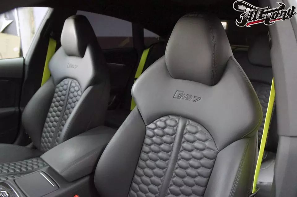 Audi RS7. Замена ремней безопасности с черных на кислотно-салатовые.