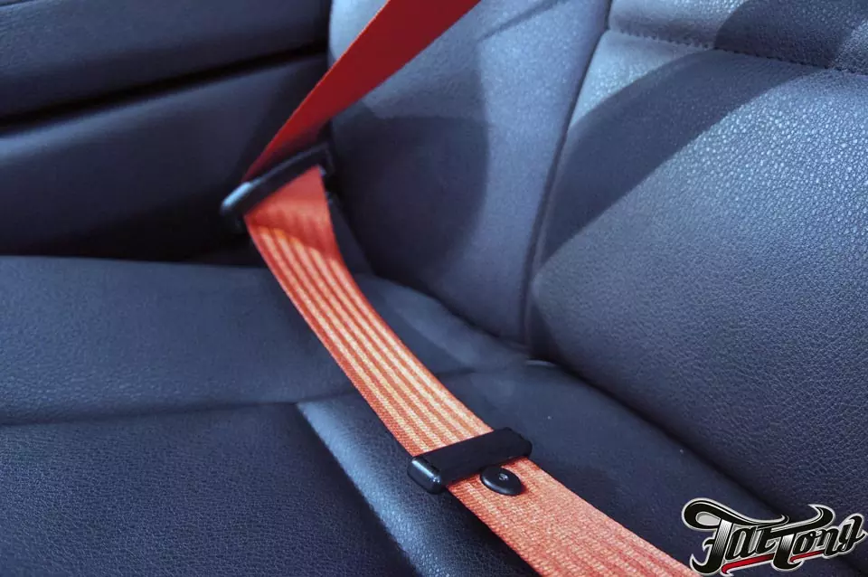 BMW X3. Замена черных ремней безопасности на красные.