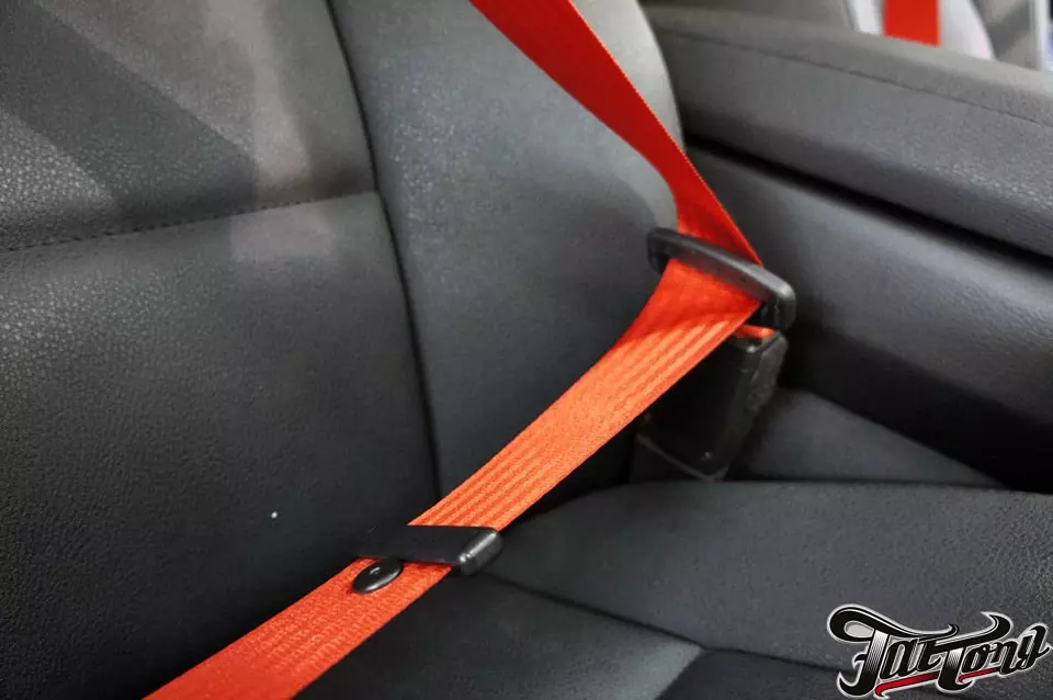 BMW X3. Замена черных ремней безопасности на красные.