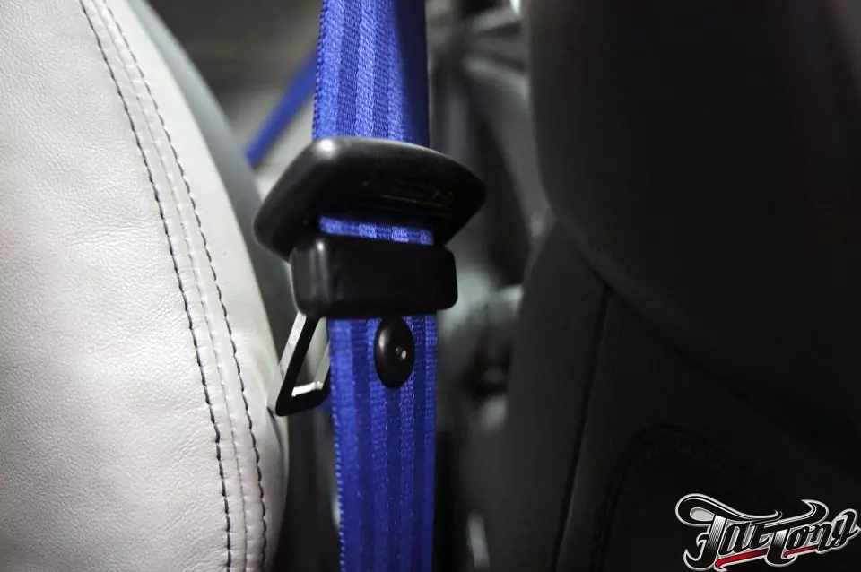 AUDI S8. Замена черных ремней безопасности на насыщенно синие.