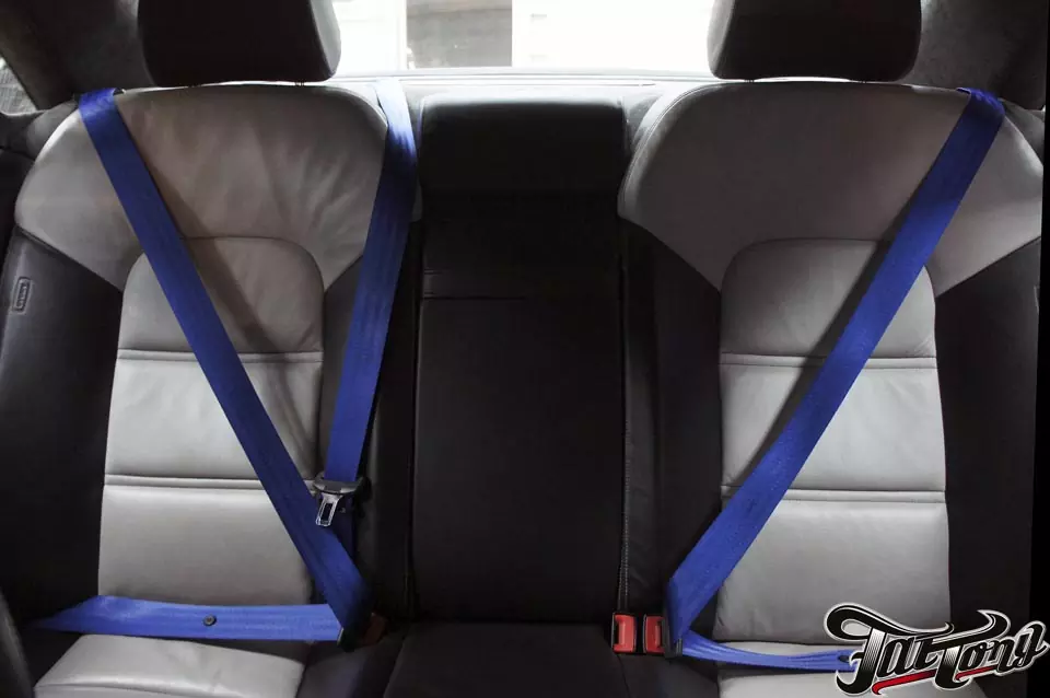 AUDI S8. Замена черных ремней безопасности на насыщенно синие.