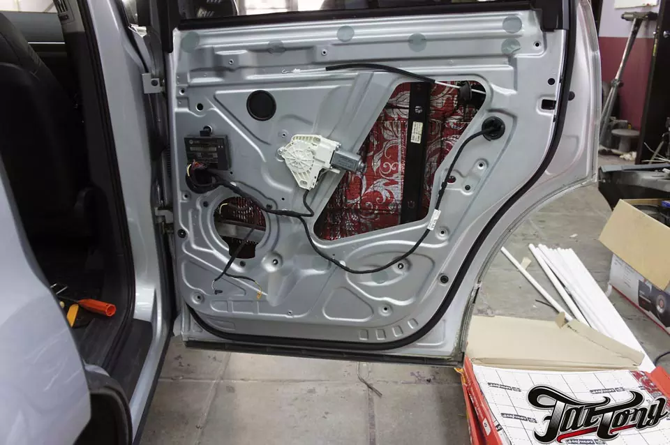 Audi Q7. Акустическая подготовка дверей класса Люкс.