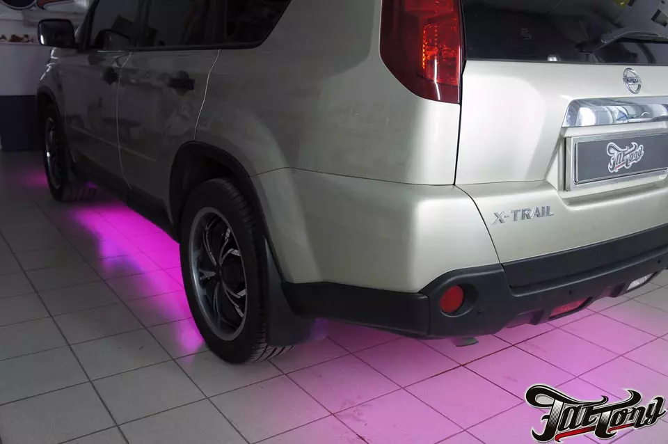 Nissan X-Trail. Многоцветная подсветка днища.