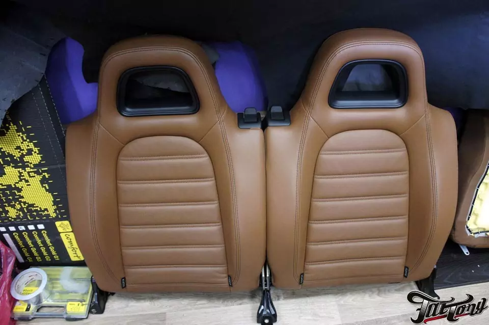 VW Scirocco. Замена центральных вставок сидений из кожи на вставки из алькантары.