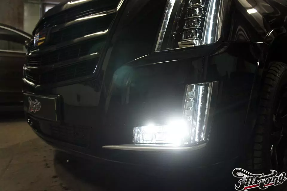 Cadillac Escalade. Антихром решетки радиатора + установка светодиодных ламп High Performance Lights.