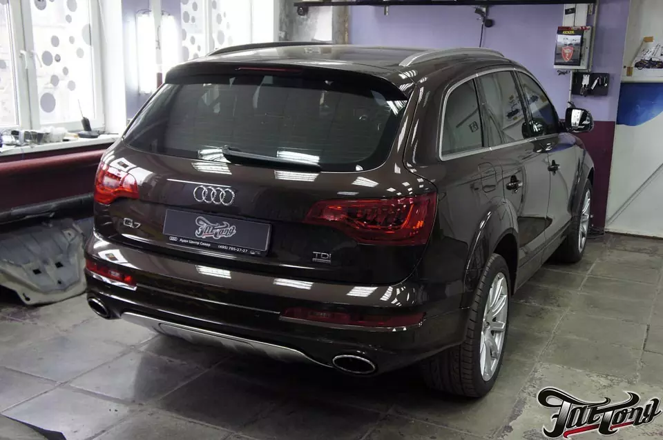 Audi Q7. Пошив торпедо, центральной консоли и дверных карт в итальянскую кожу. Part I.