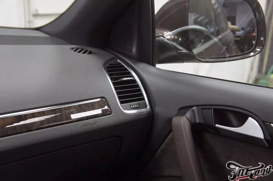 Audi Q7. Пошив торпедо, центральной консоли и дверных карт в итальянскую кожу. Part I.