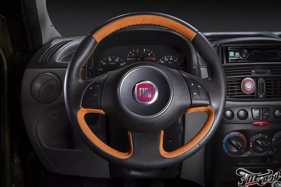 Руль Fiat Punto из кожи Nappa и оранжевой алькантары с оранжевой строчкой.