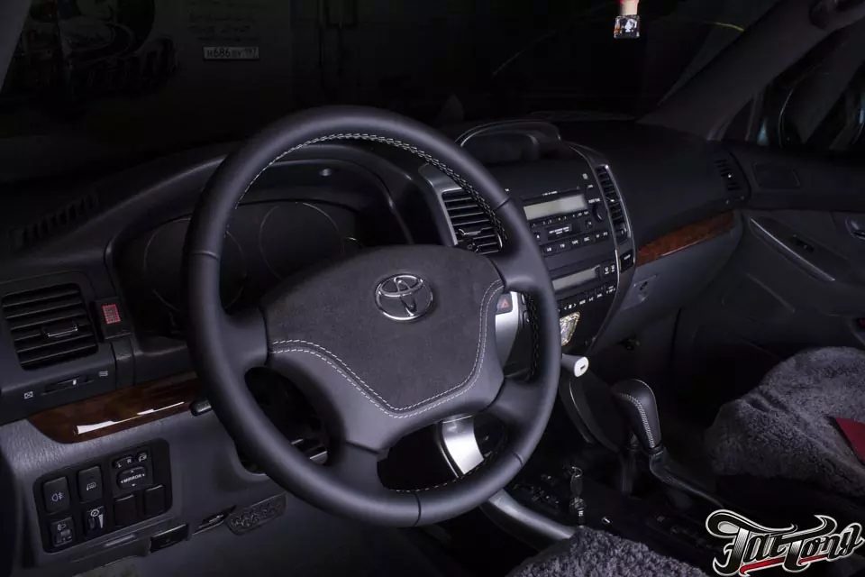 Руль Toyota LandCruiser Prado из кожи Nappa с серой строчкой, подушка выполнена из комбинации Nappa и Альканатары