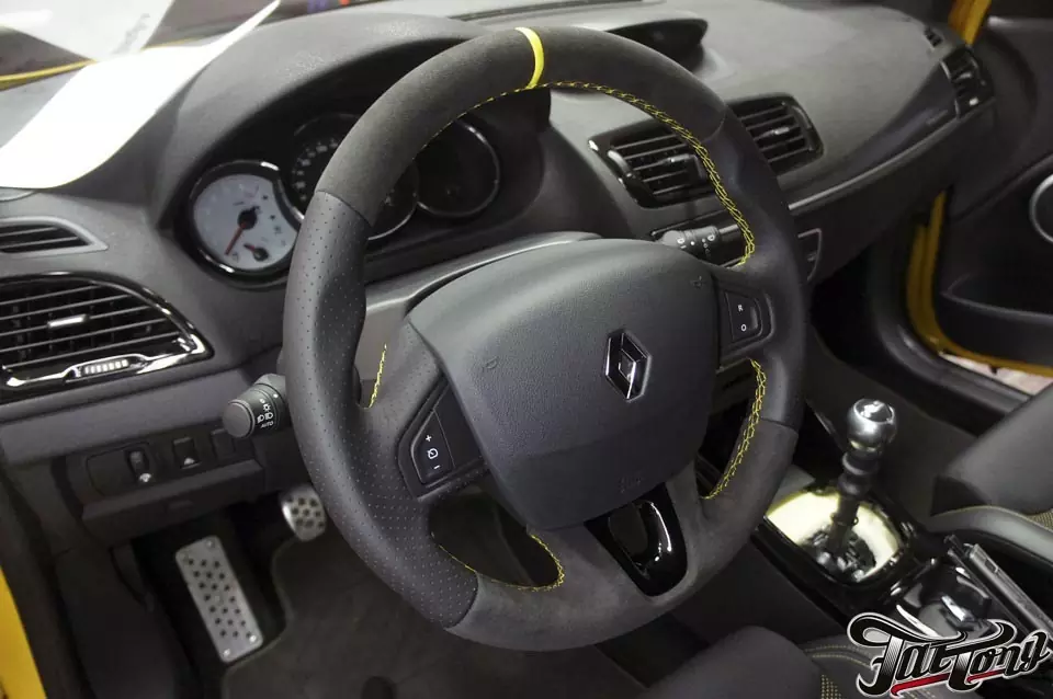 Руль Renault Megan RS из гладкой и перфорированной кожи Nappa, с желтой строчкой, и желтой нулевой отметкой