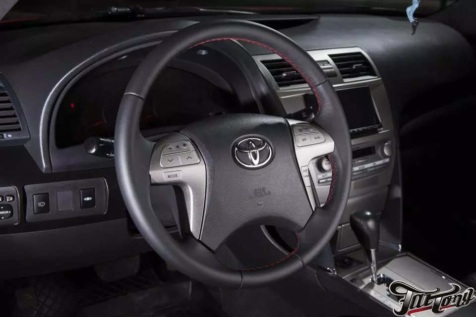 Руль Toyota Camry из кожи Nappa с красной строчкой.