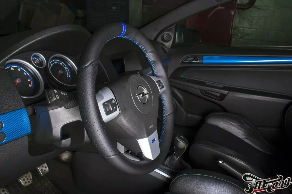 Руль Opel Astra OPC из гладкой и перфорированной кожи Nappa, с синей нулевой отметкой из кожи.