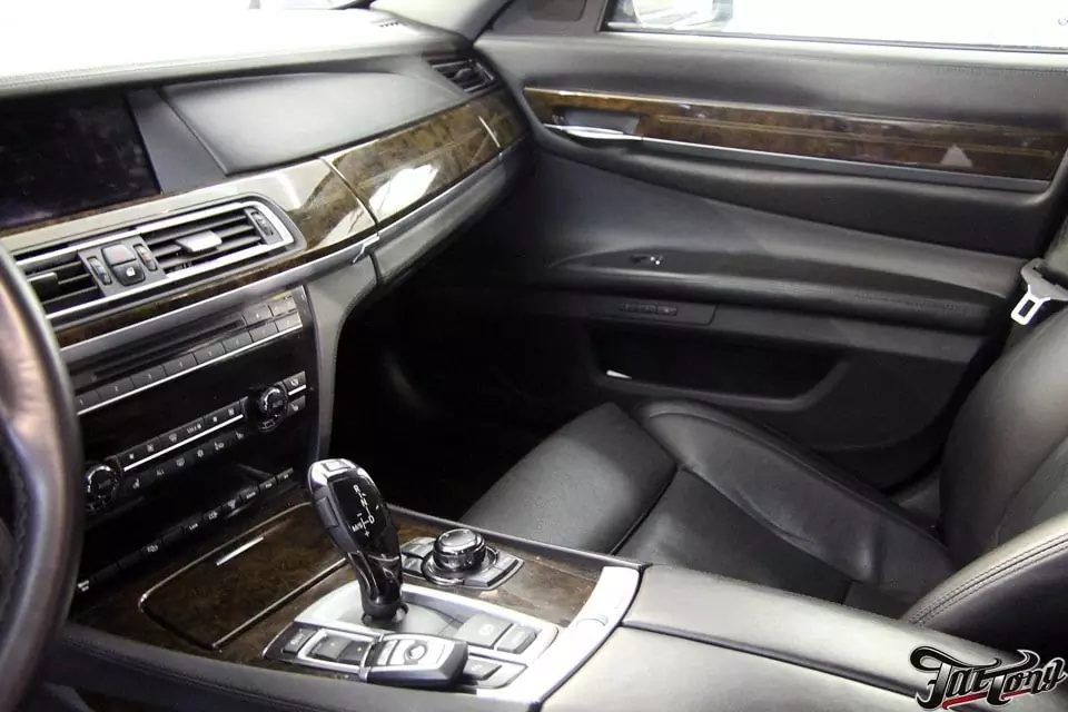 BMW 760Li (B9). Перетянули салонные вставки в винил с текстурой под шлифованный алюминий.