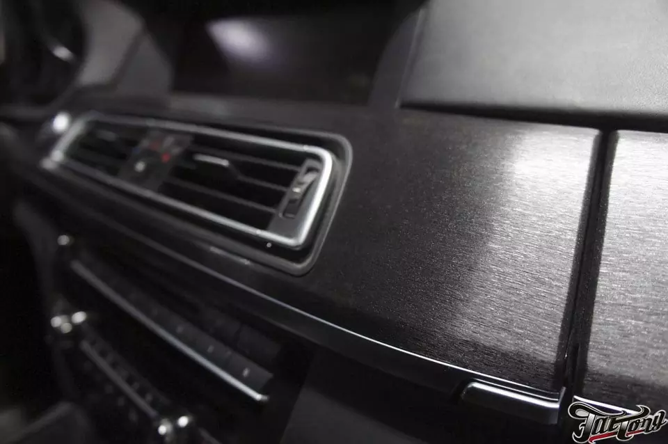 BMW 760Li (B9). Перетянули салонные вставки в винил с текстурой под шлифованный алюминий.