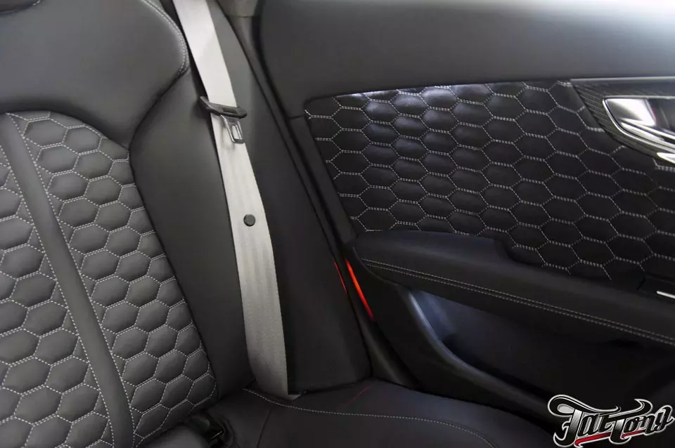 Audi RS7. Пошив дверных карт, отделочного пластика, задних спинок сидений. Замена черных ремней безопасности на серые.