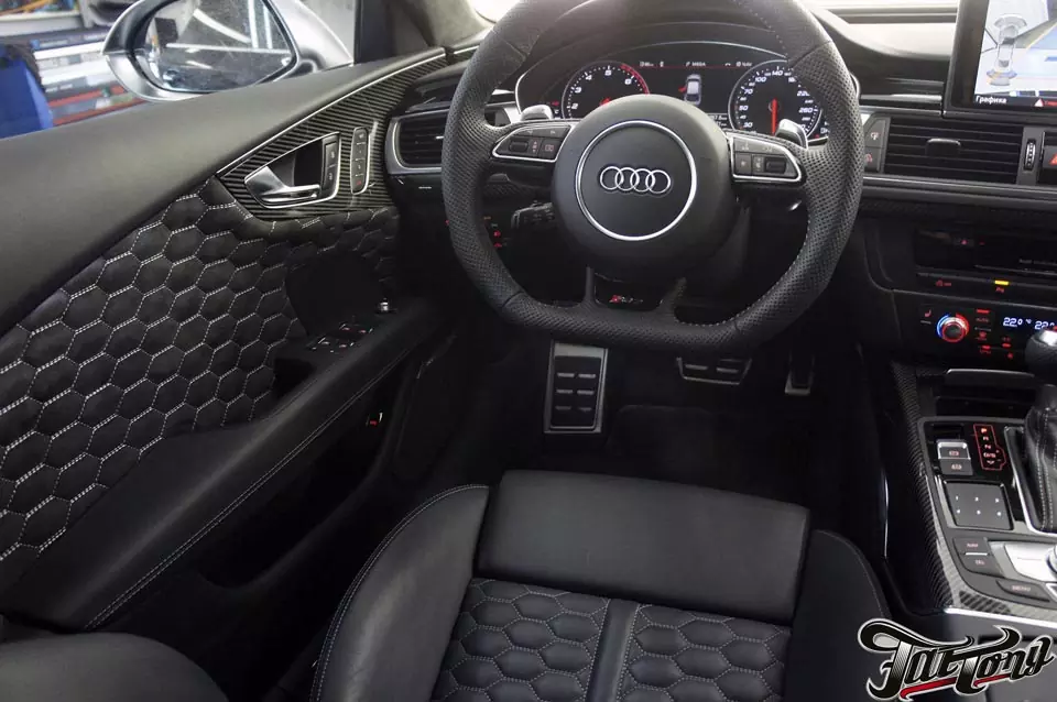 Audi RS7. Пошив дверных карт, отделочного пластика, задних спинок сидений. Замена черных ремней безопасности на серые.