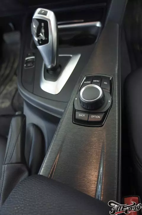 BMW F30. Перетянули салонные вставки в винил с текстурой под шлифованный алюминий.