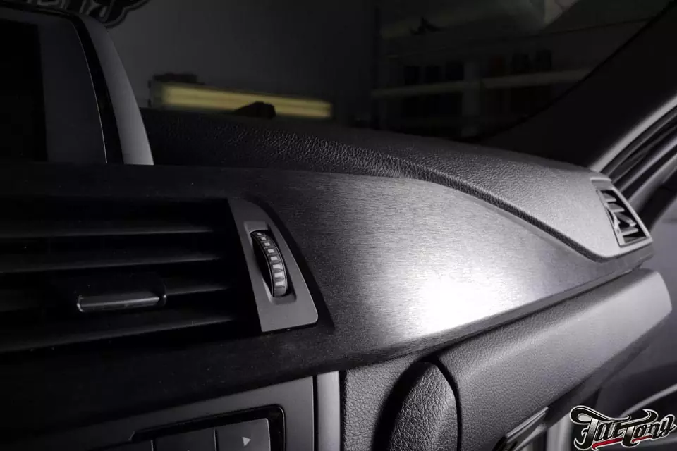 BMW F30. Перетянули салонные вставки в винил с текстурой под шлифованный алюминий.