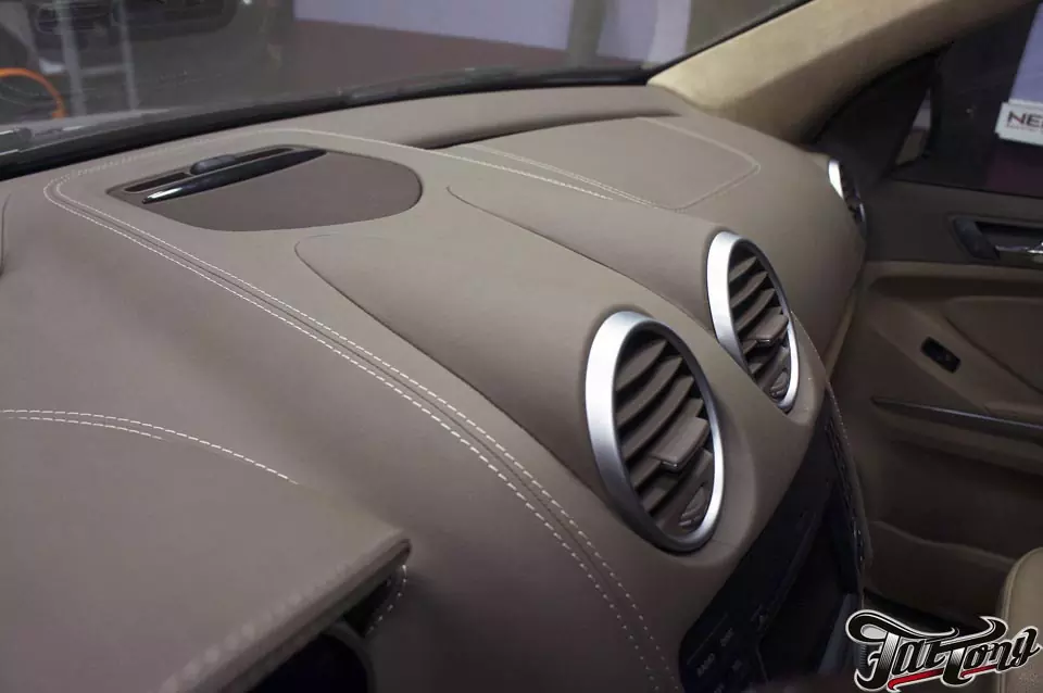 Mercedes ML (w164). Пошив торпедо, верхних частей дверных карт, руля, подушки безопасности и потолка.