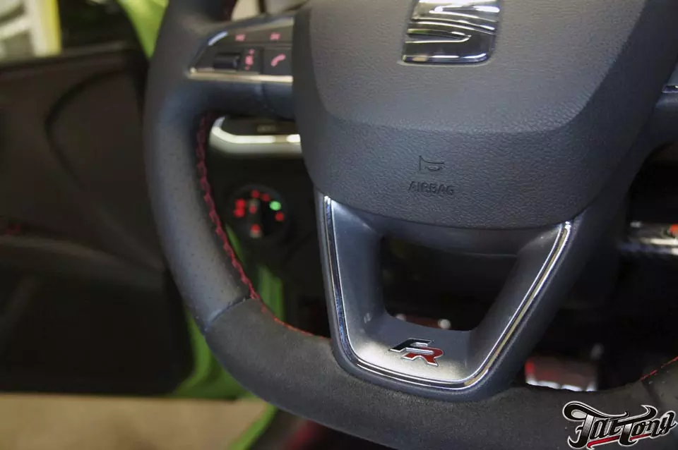 Seat Leon FR (Mk3). Пошив руля, замена ремней безопасности с черных на красные.